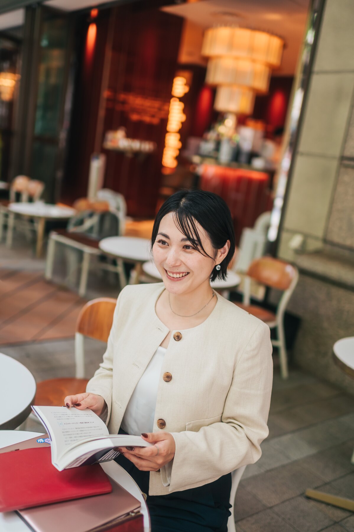 カフェで資料を手に話す井上なるみ