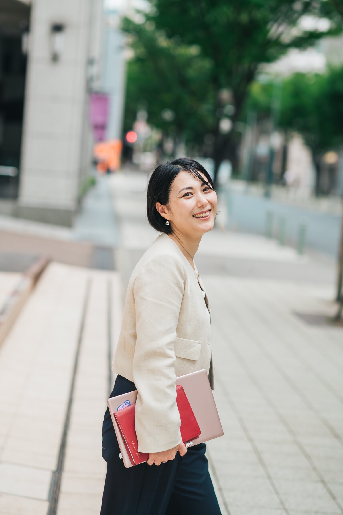 街中で振り返り微笑む井上なるみ